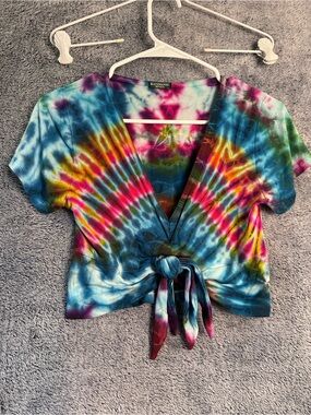 Kathmandu Multicolor Tie-Dye V-Neck Tie-Front crop Top -like new